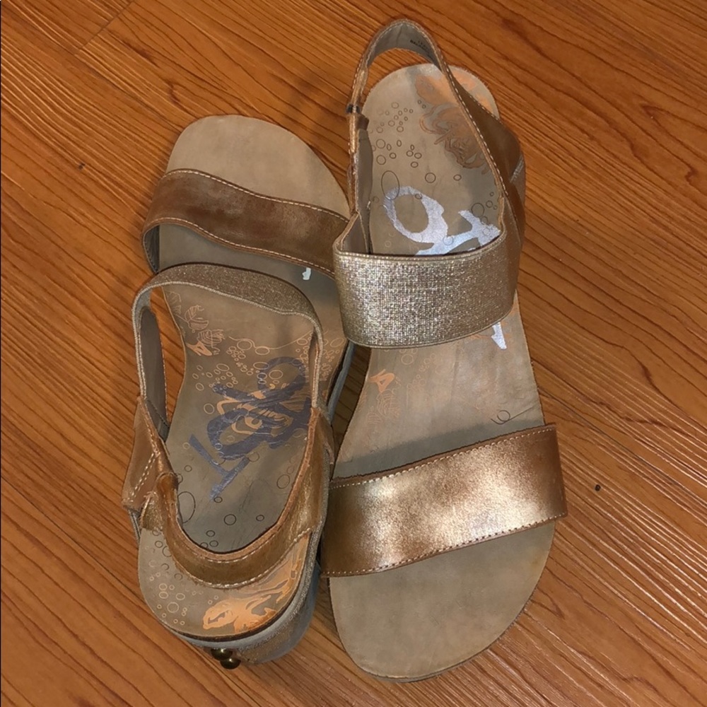 Gold wedges